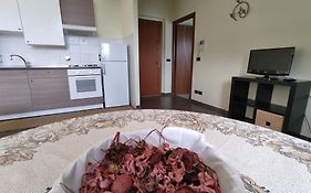 Appartamento nuovo con cucina ai piedi del Monviso